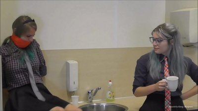 Пристрастен / с вързани ръце и уста / девойка в беда